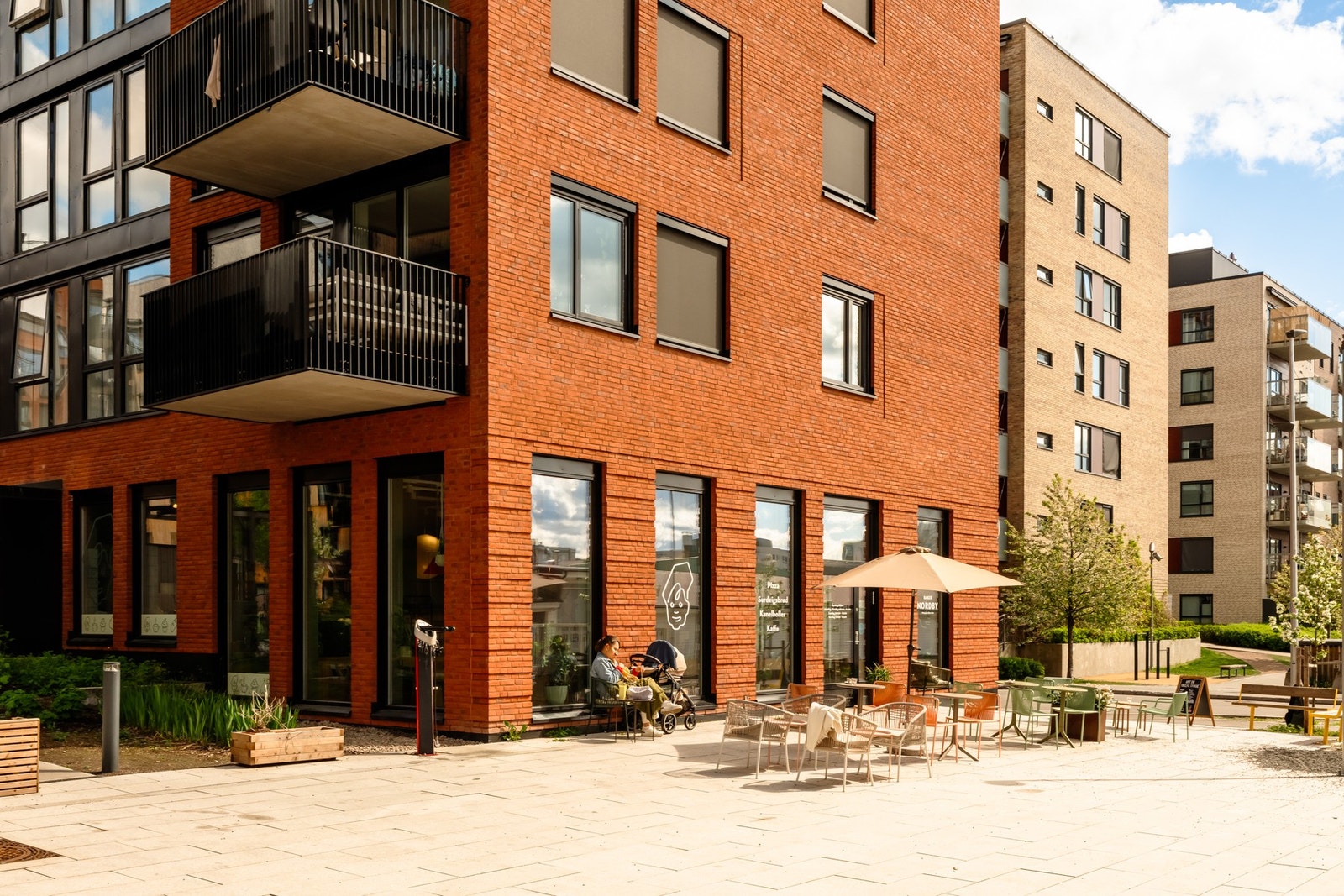 For en hyggelig kopp kaffe er Kaffebrenneriet, Baker Norby og Baker Hansen populære kafeer i området. "Titt-Tei" er det første familievennlige kafé-lekerommet i Oslo som tilbyr god bakst og kaffe, i tillegg til å være et hyggelig samlingspunkt. Galleribilde