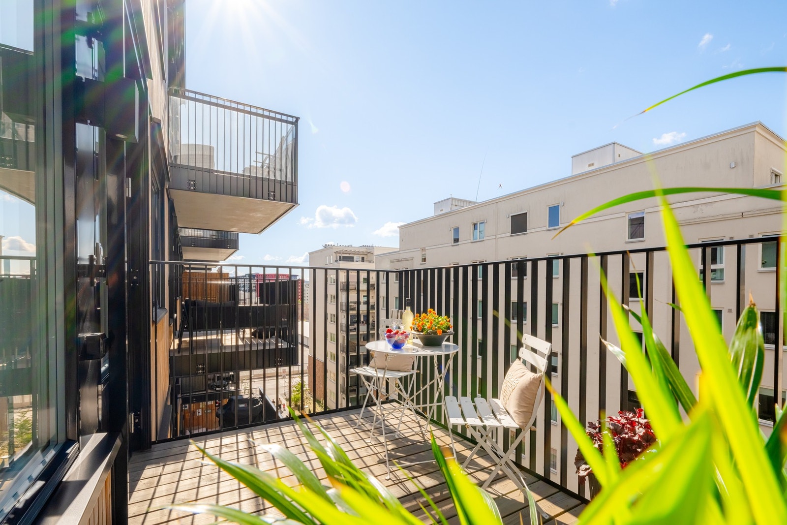 Herlig, sydvestvendt balkong med fint utsyn over nabolaget! Balkongen er på ca. 7 kvm og har god plass til utemøblement, beplantning og grill. Galleribilde