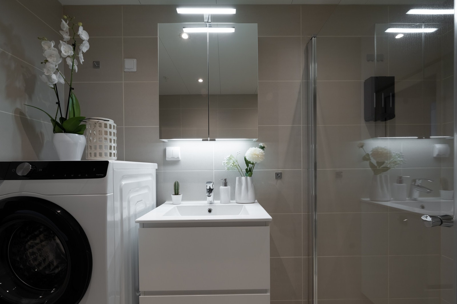 Det er opplegg for vaskemaskin på badet. Galleribilde