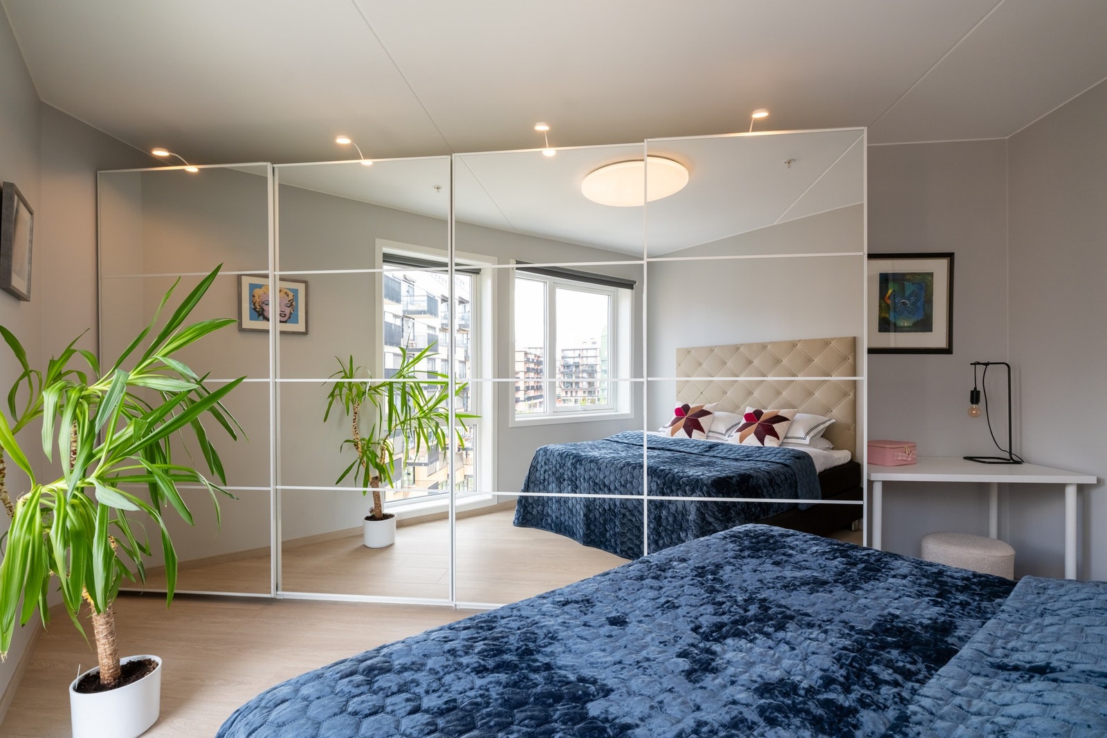 På hovedsoverommet er det god plass til dobbeltseng, nattbord og skrivebord. Galleribilde