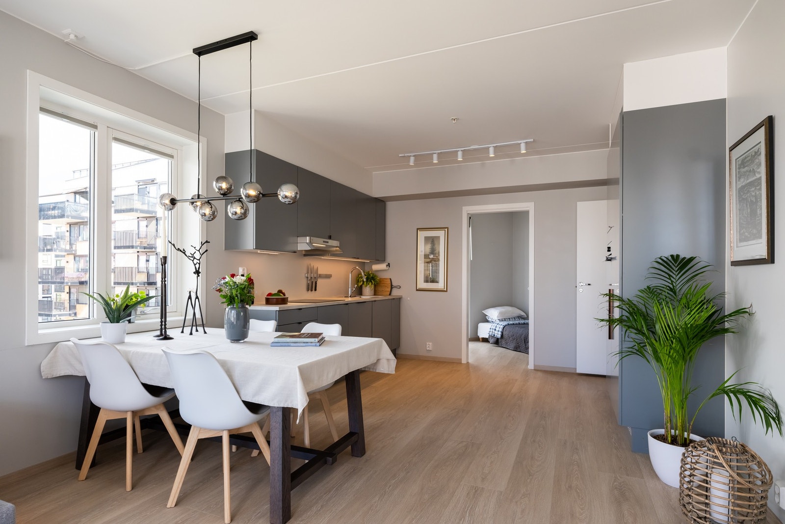 Leilighetens kjøkkeninnredning er fra HTH og har glatte fronter, samt laminat benkeplate med nedfelt oppvaskkum. Galleribilde
