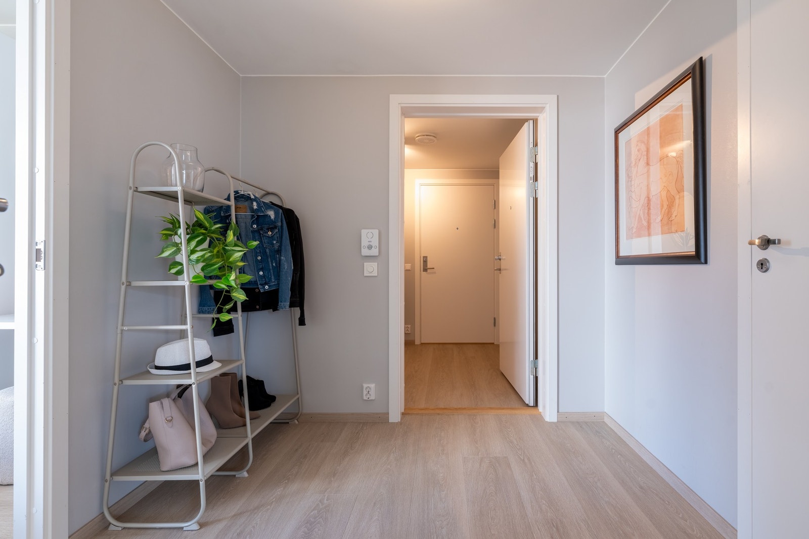 Leiligheten ligger i 6.etasje med heisadkomst. Her er det inngang til både leilighetens hoveddel og 1-roms hybel. Galleribilde