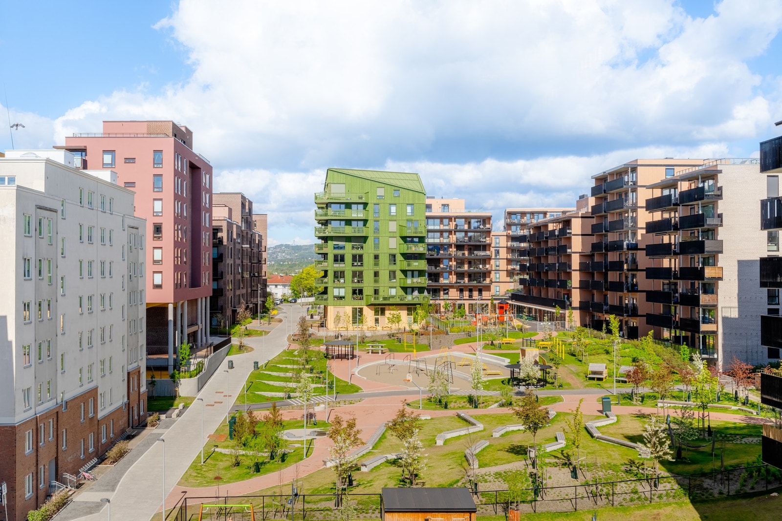 Fantastiske Lille Løren park er nærmeste nabo. Parken er en bydelspark for nabolaget, for møter og opphold, rekreasjon og lek. Galleribilde