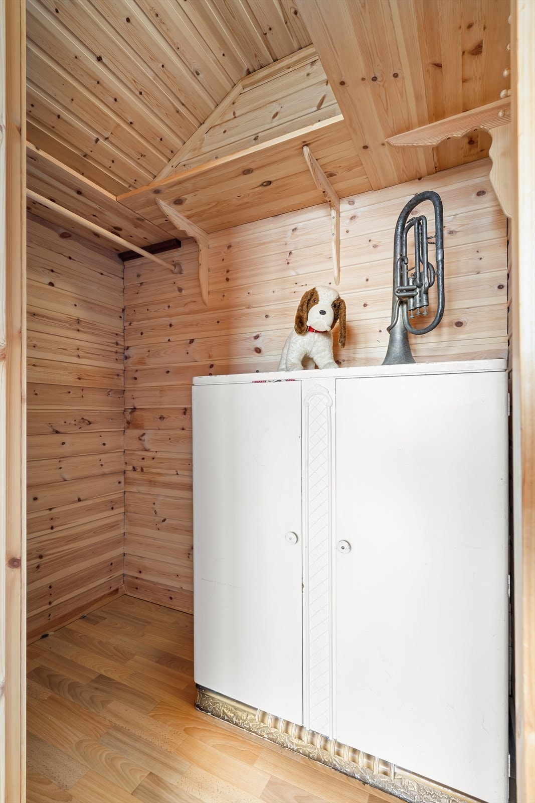 Walk-in closet på loft Galleribilde