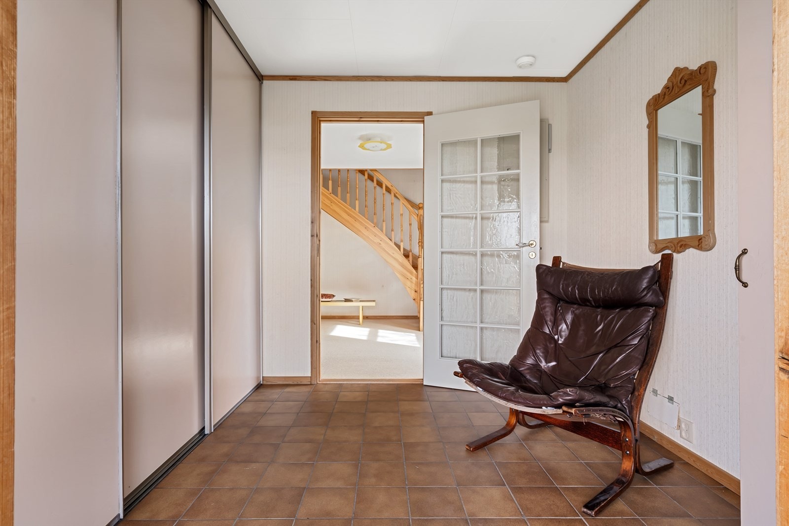 Entré med stor skyvedørsgarderobe. Galleribilde