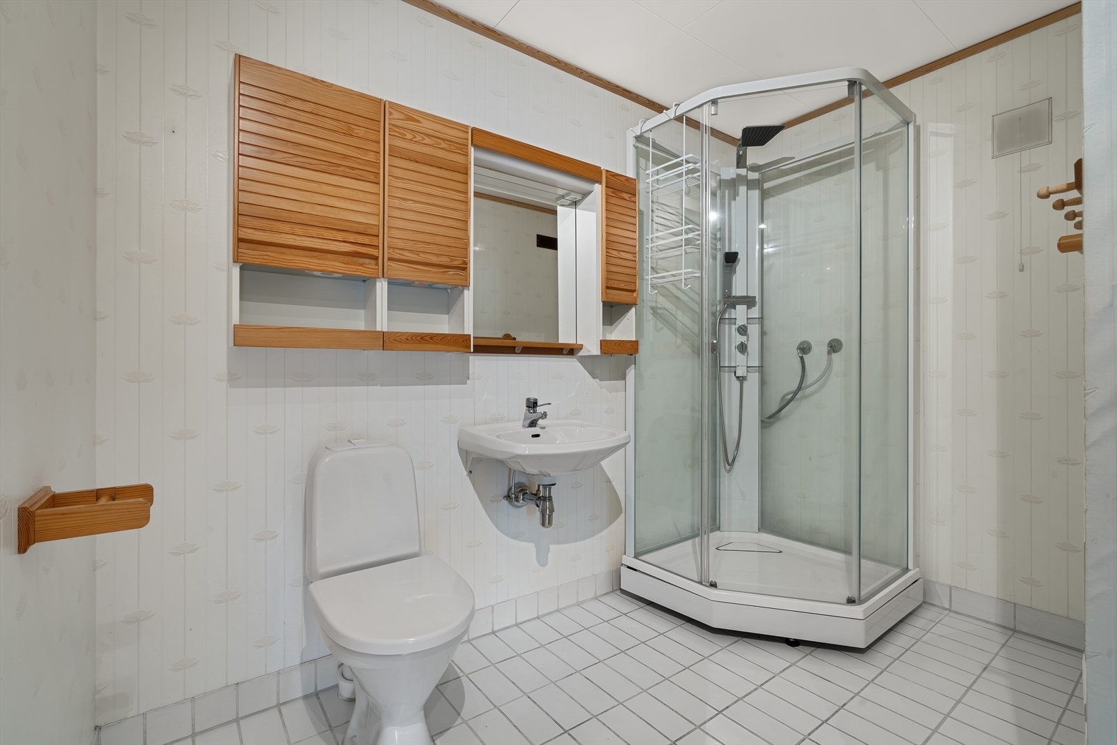 Underetasje - Badet må oppgraderes for å tåle normal bruk etter dagens krav. Galleribilde