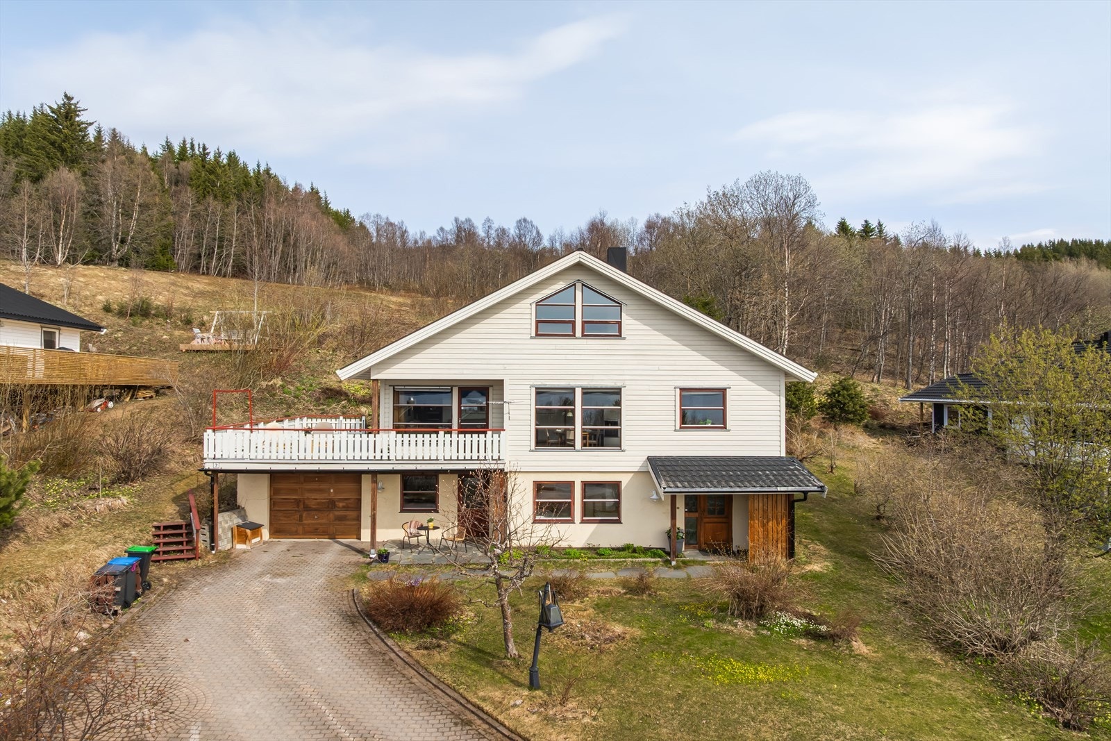 Her bor du naturskjønt til med umiddelbar nærhet til flotte turmuligheter bl.a. til Varden og slalåmbakke i nærområdet. Galleribilde