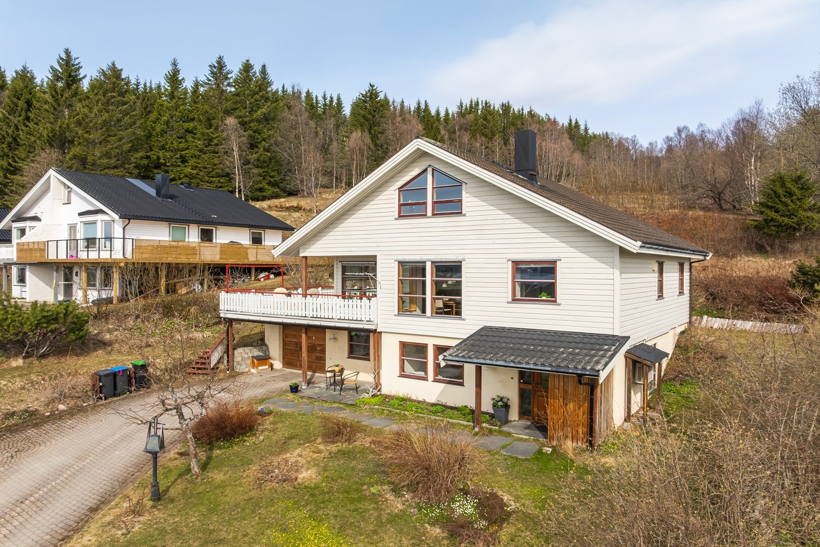 Boligen ligger på en utsiktstomt like ved Finnsnes sentrum, i et etablert og barnevennlig boligområde med kort vei til barne- og ungdomsskole og barnehage. Galleribilde