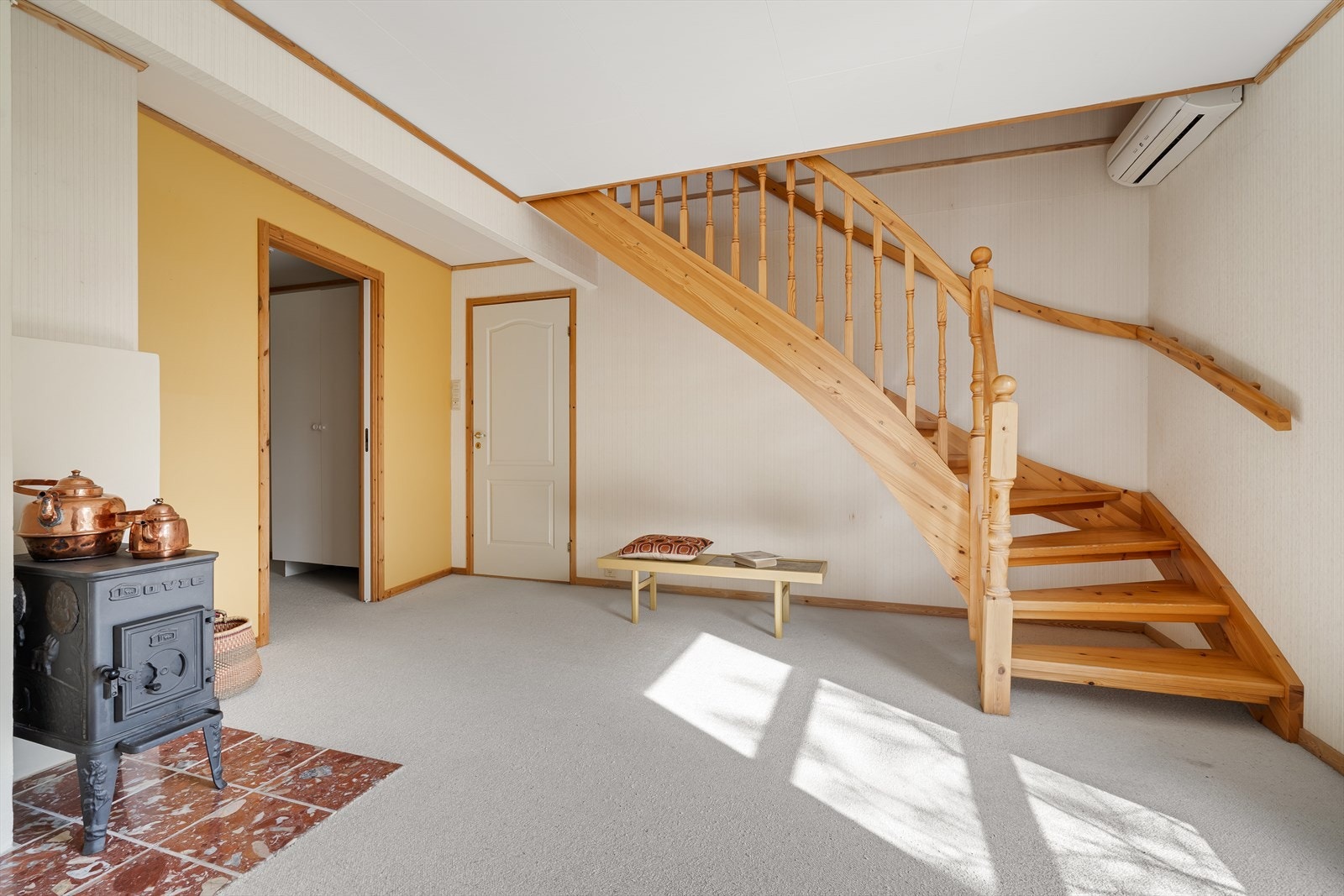 Gang med peis og varmepumpe. Galleribilde