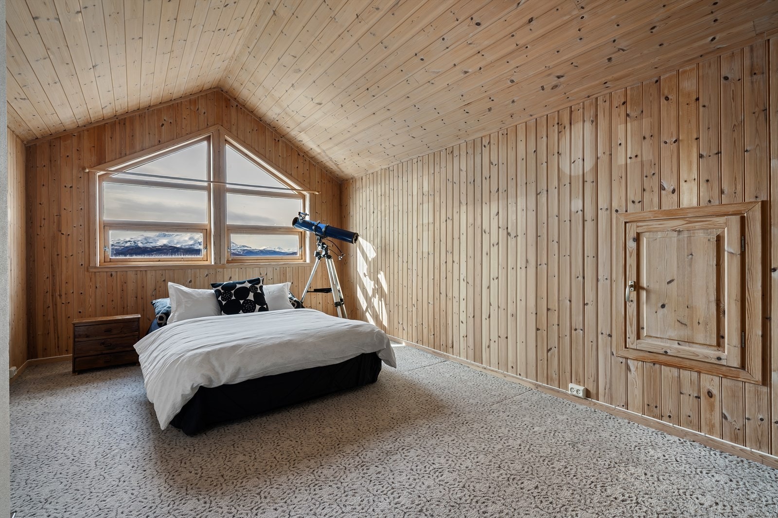 Soverom/loftsrom med utgang til egen balkong (Loft er innredet uten byggesøknad). Galleribilde
