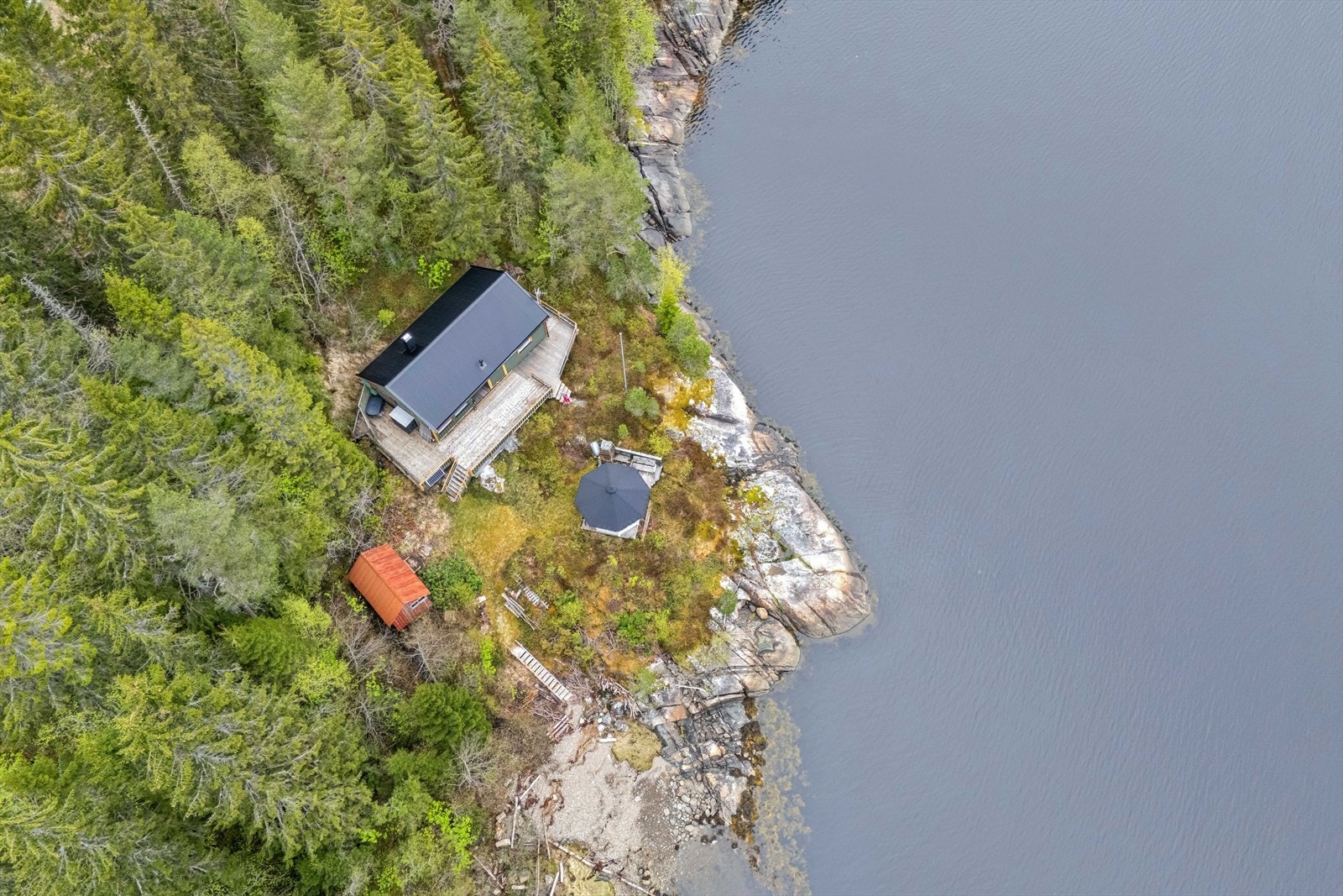 Eiendommen består av Hytte, lysthus og eldre uthus Galleribilde