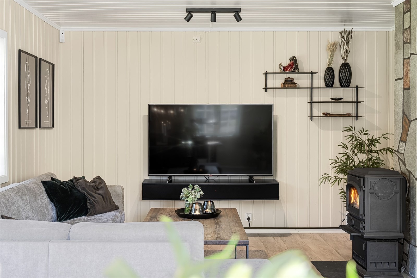 Boligen varmes opp av elektrisk oppvarming, samt varmepumpe og vedfyring Galleribilde