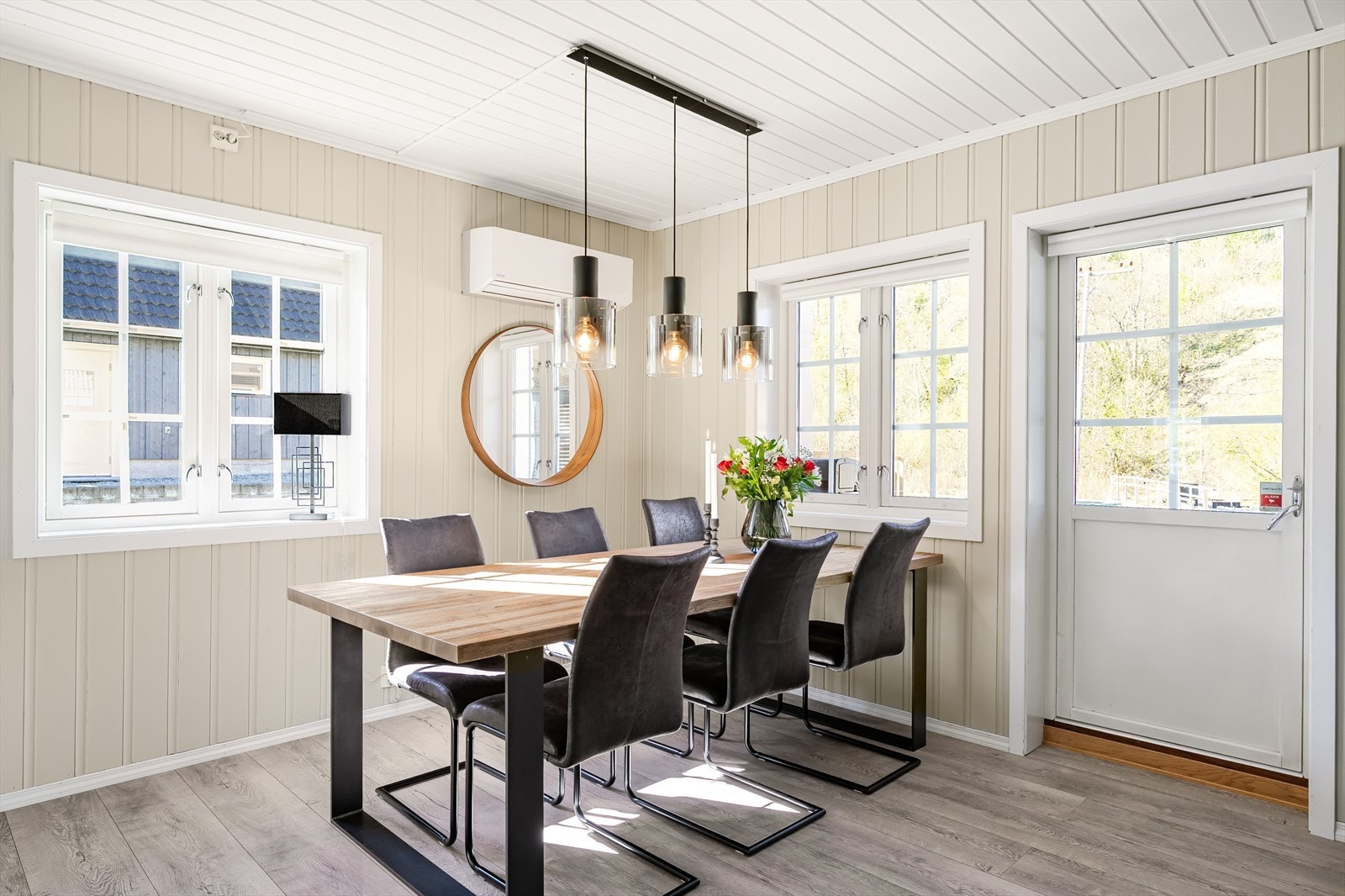 Flott spisestue med utgang til terrasse Galleribilde