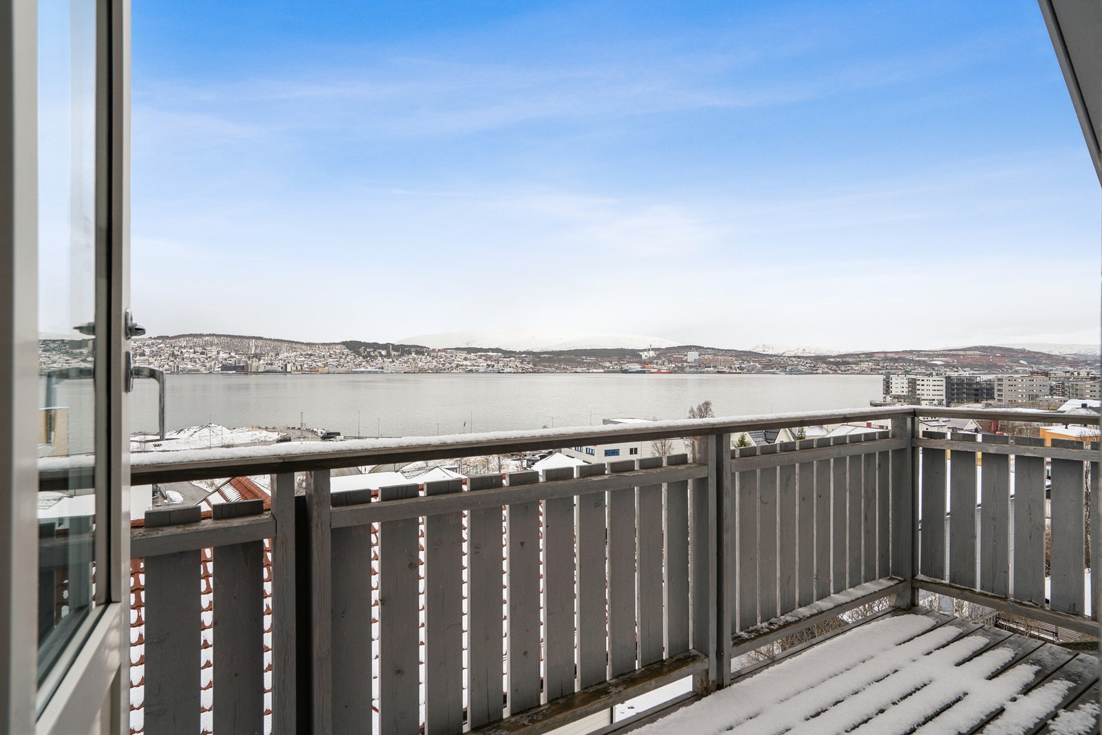 Utgang til balkong med utsikt over sundet. Galleribilde