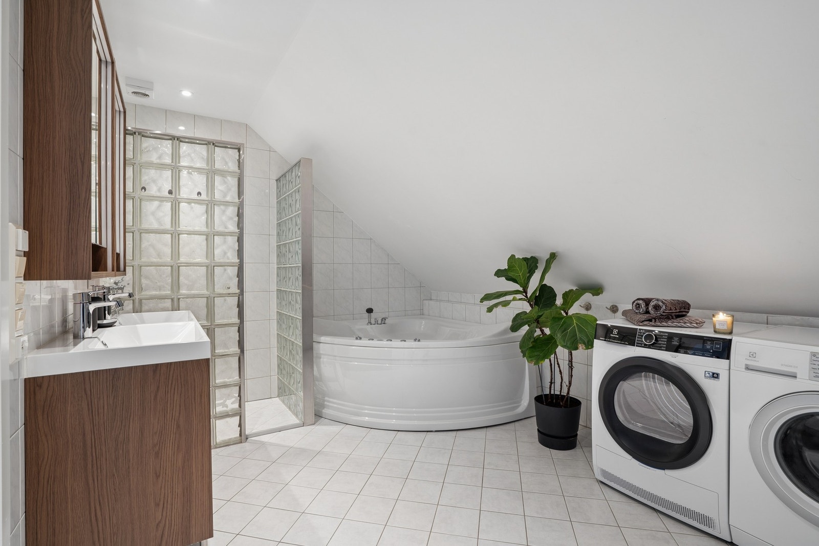 Egen sone for klesvask på badet, med praktisk plass til både vaskemaskin og tørketrommel. Galleribilde