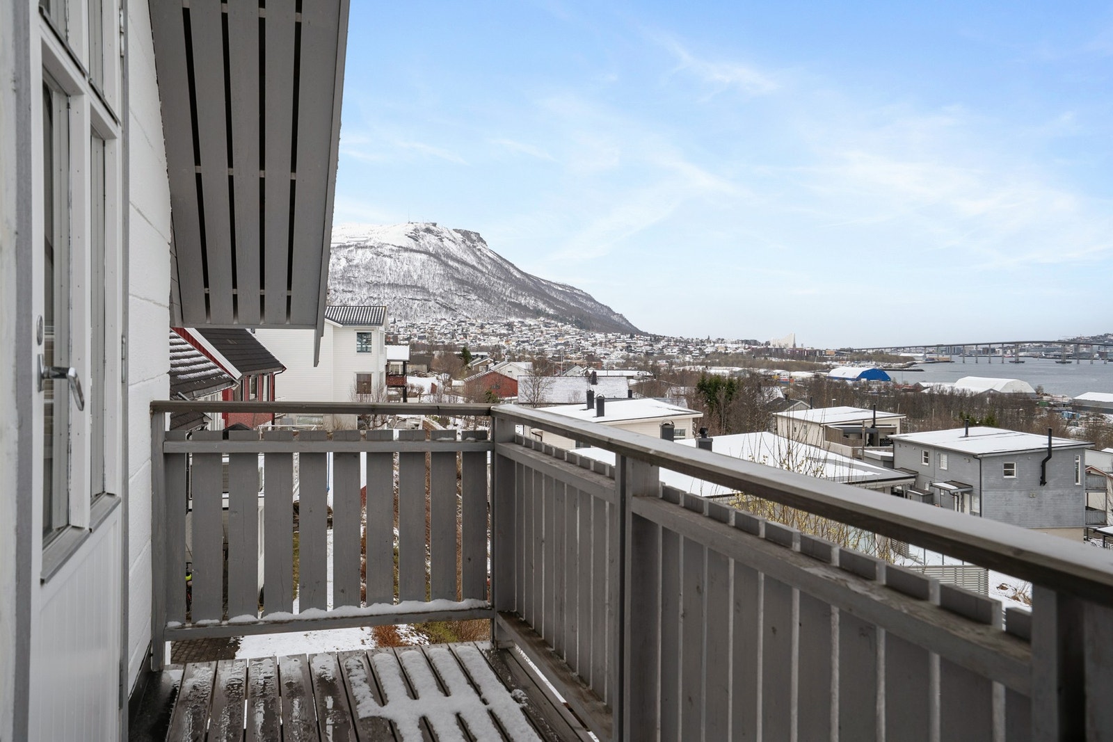 Utsikt mot Tromsdalstinden. Nærområdet byr på gode turmuligheter i skog og mark. Galleribilde