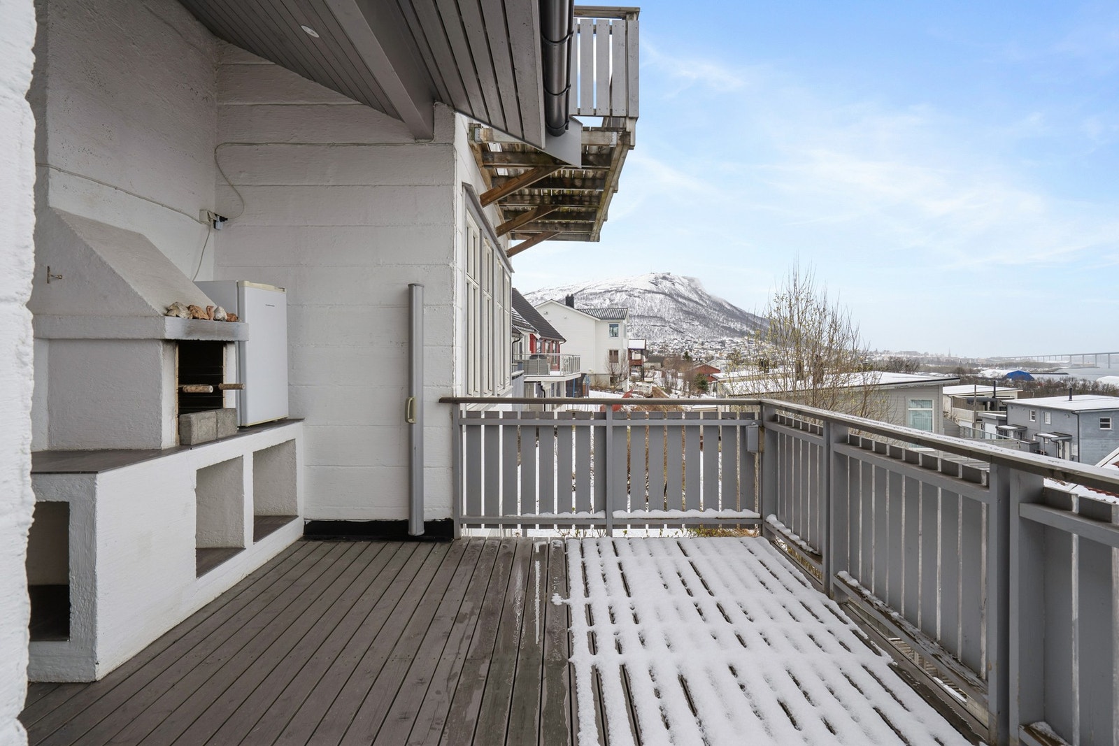 Verandaen er utstyrt med en plassbygd utegrill, klar for sosiale sommerkvelder. Galleribilde