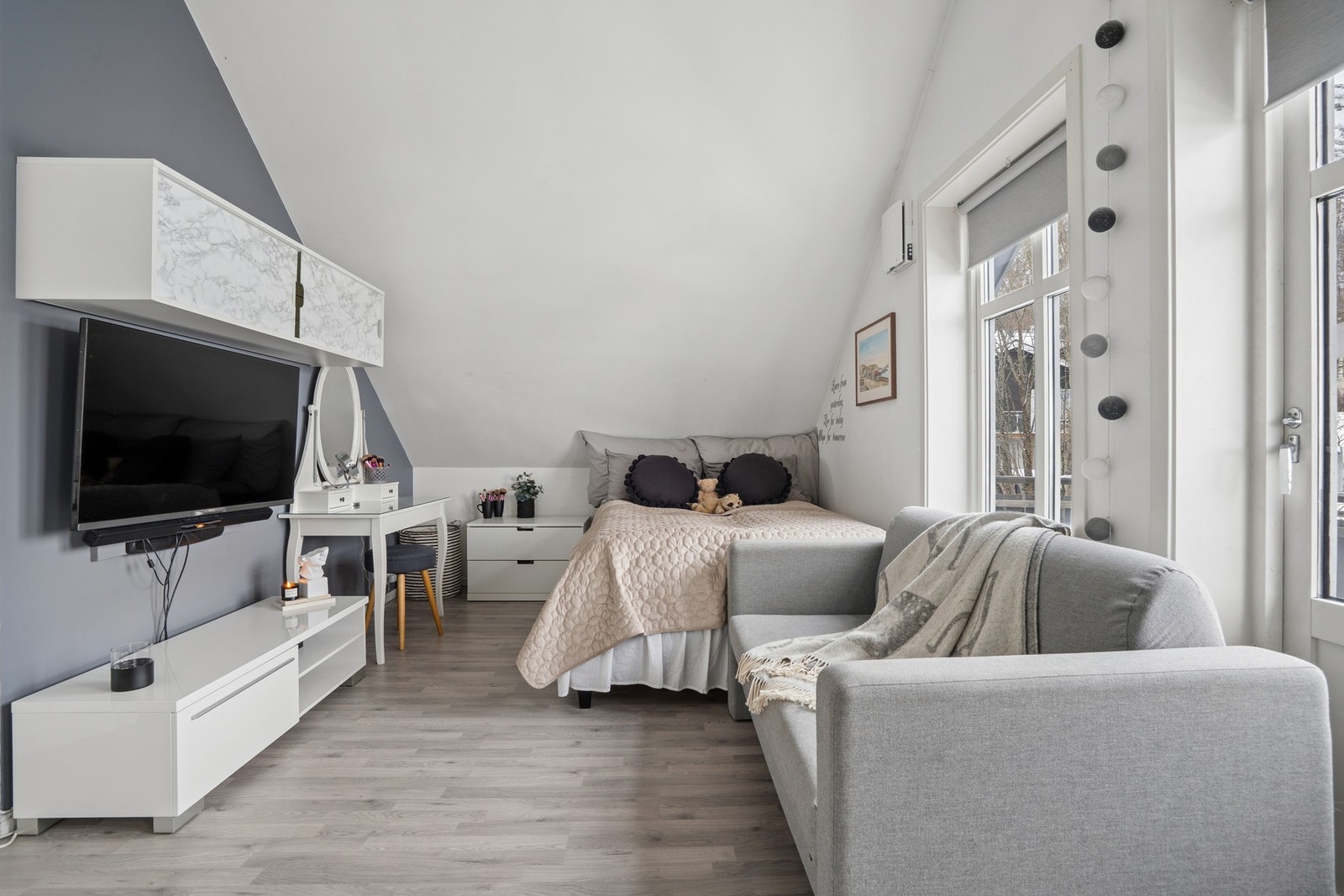 Lyst og trivelig soverom med plass til både seng og en liten sittegruppe. Praktisk walk inn closet har man også. Galleribilde
