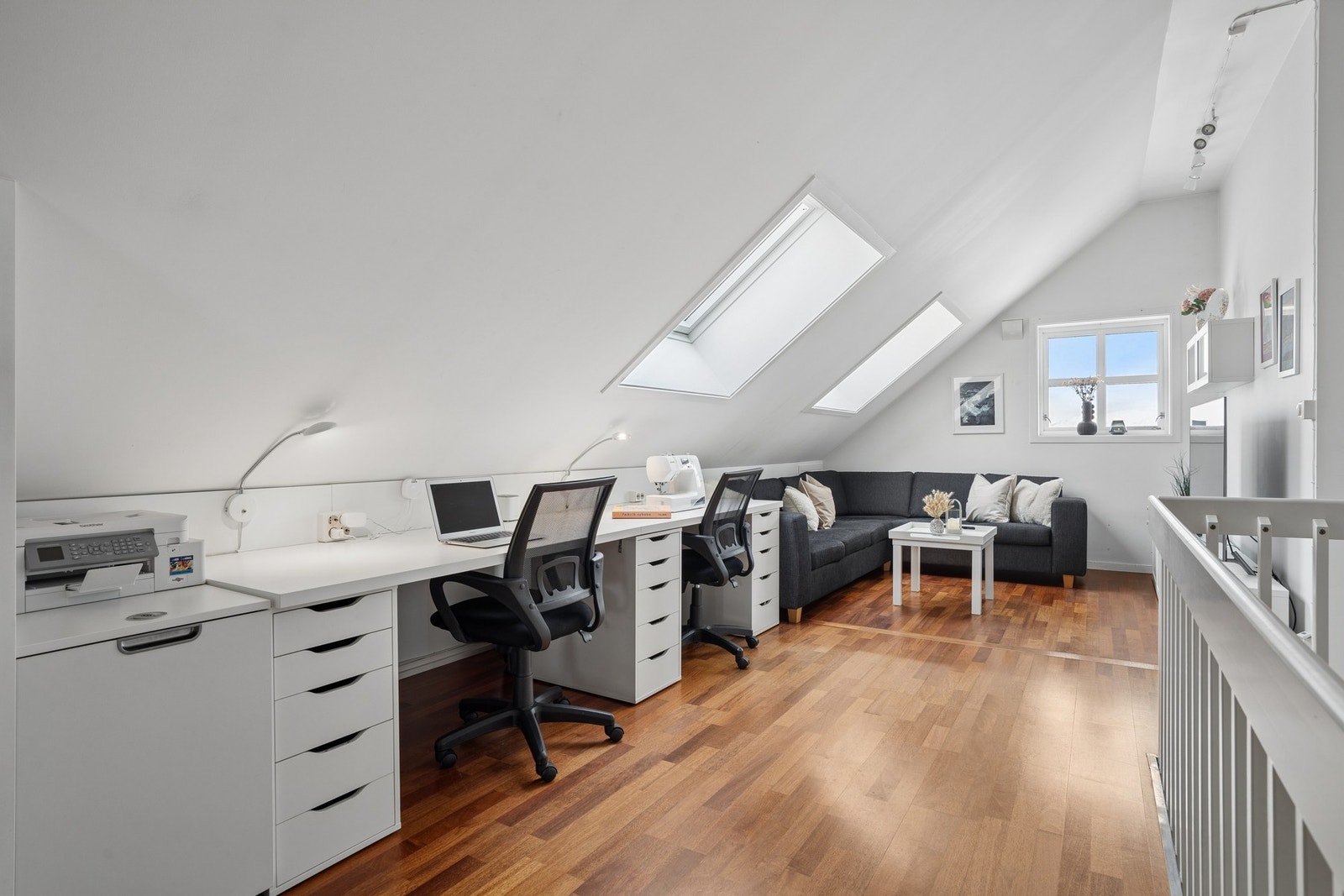 Loftstue med takvinduer som gir godt med lys. En fleksibel sone for arbeid eller avslapning. Galleribilde