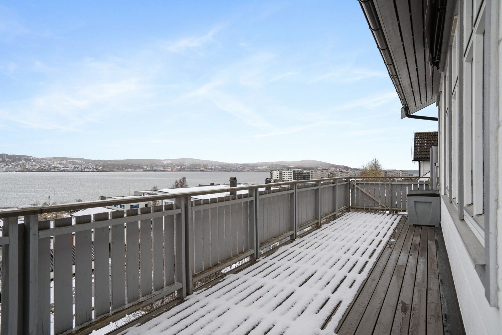Stor, langsgående veranda med rikelig plass til utemøbler og grill. Galleribilde