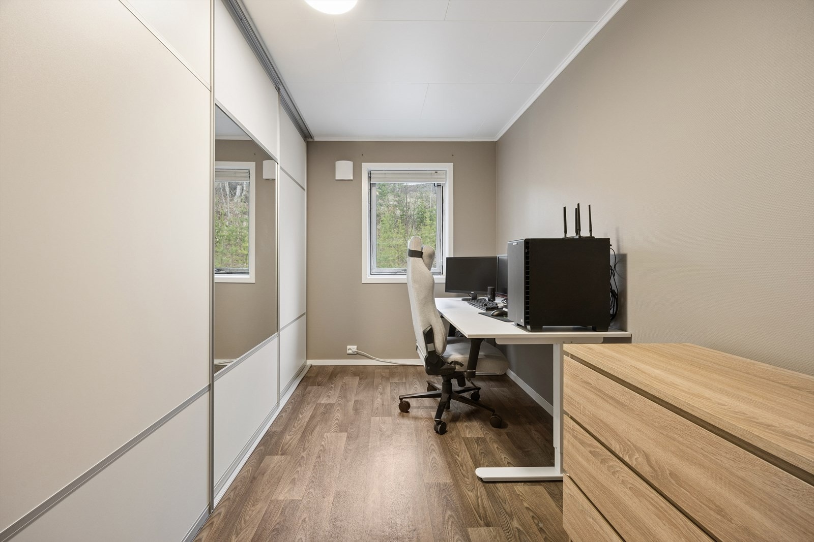 Rom som i dag er benyttet som kontor, også med en romslig skyvedørsgarderobe. Galleribilde