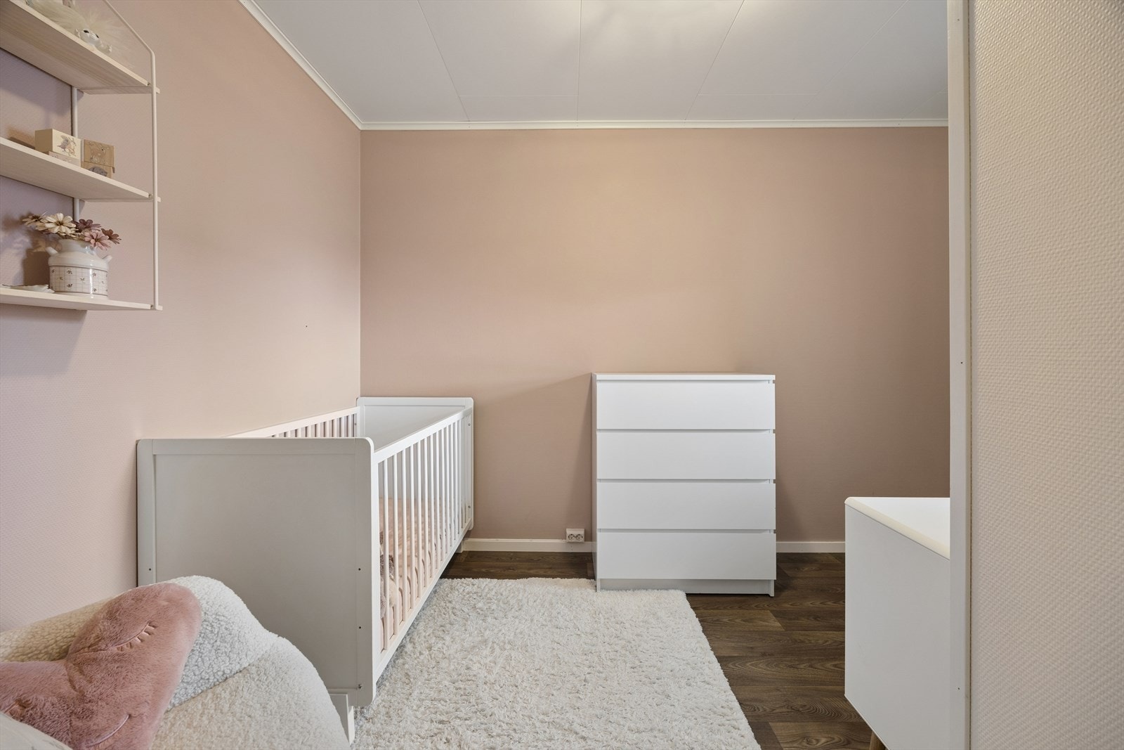 God plass til både seng og lekeareal. Galleribilde