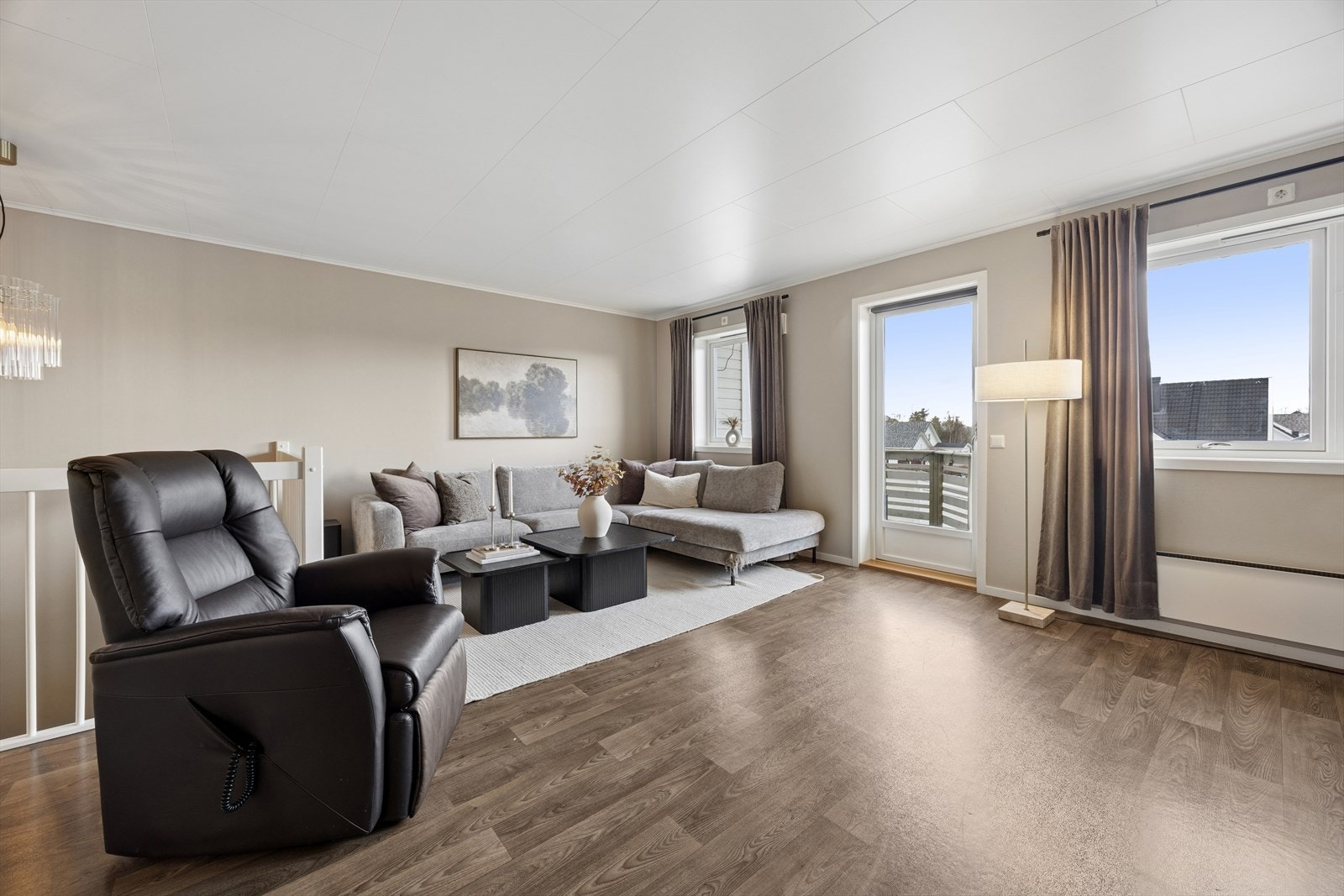 Stuen har god plass til en romslig sofagruppe. Galleribilde