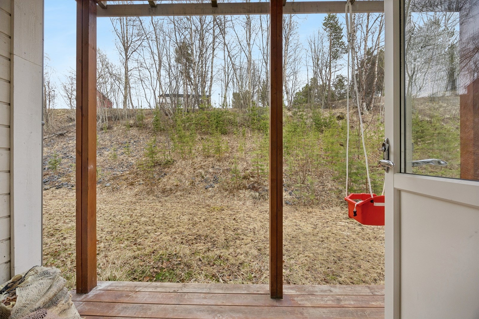 Den tredje uteplassen er en overbygd markterrasse med utgang fra soverommet i første etasje. Galleribilde