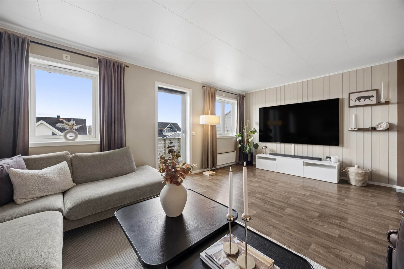 Fra stuen er det utgang til en av boligens tre uteplasser. Galleribilde