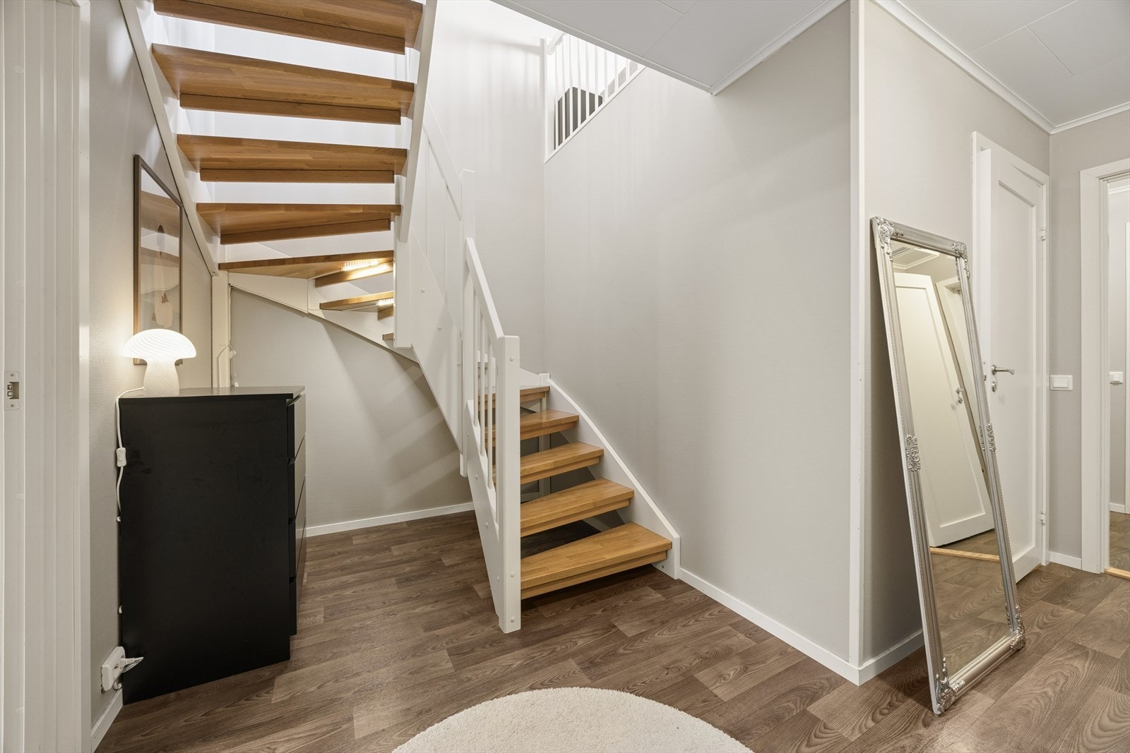 Den malte tretrappen forbinder de to etasjene. Galleribilde