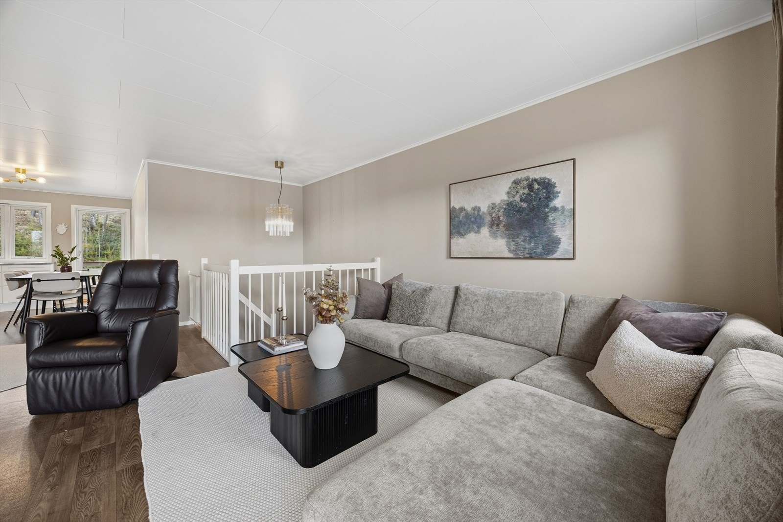 Lys og innbydende stue med god plass til både sofagruppe og spiseplass - perfekt for sosiale sammenkomster. Galleribilde