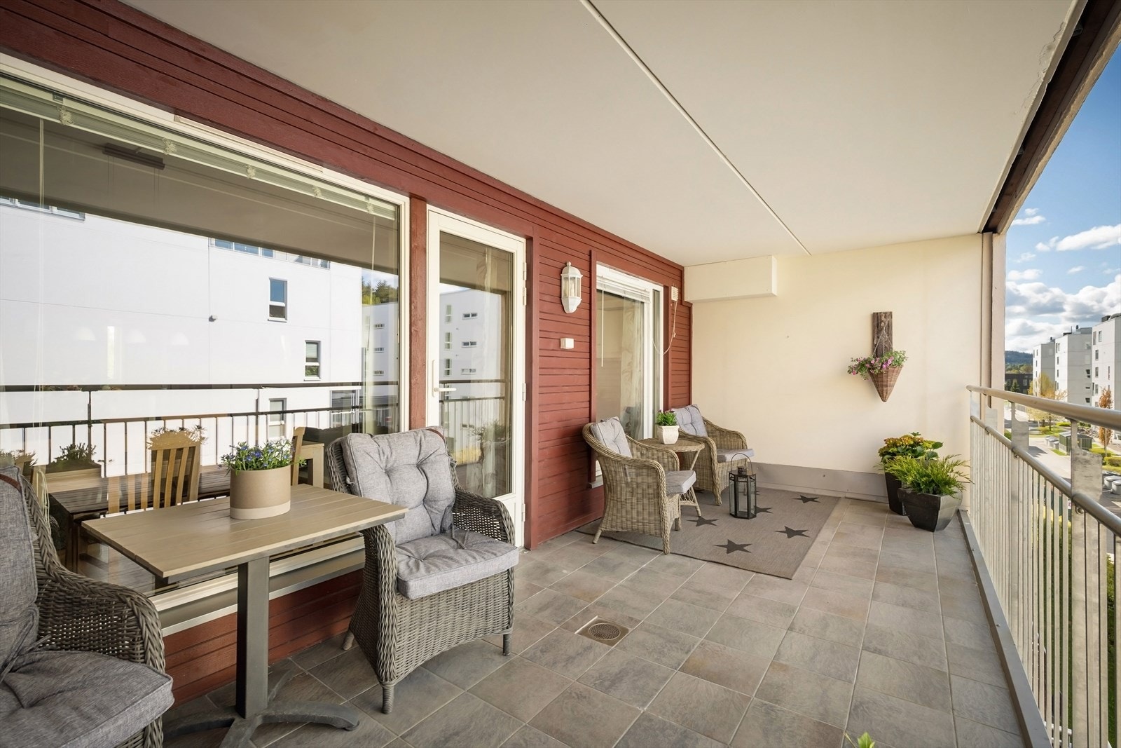 Her er det god plass til grill, planter og en lun sittegruppe i sola. Galleribilde