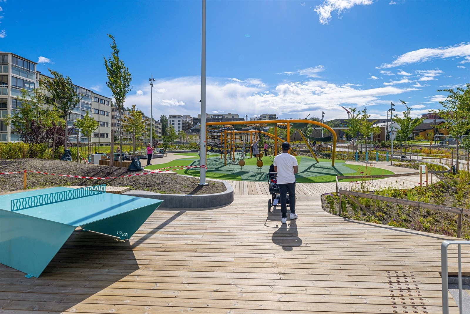 Nye Skårerparken har allerede rukket å bli en sosial og aktiv møteplass i Lørenskog. Galleribilde