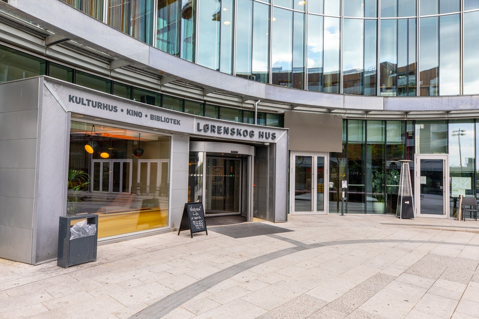 Lørenskog hus er et moderne kulturhus med bl.a. kino, bibliotek samt musikk- og kulturskole. Galleribilde