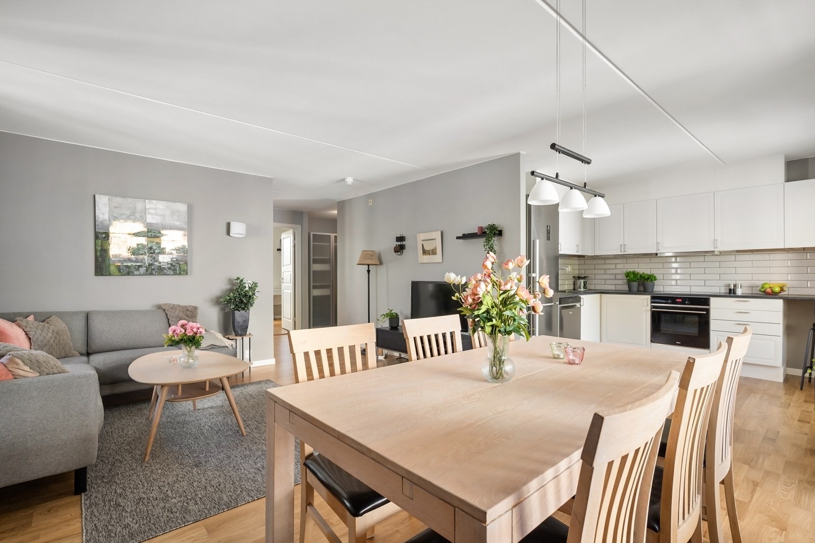 Lys og hyggelig stue innenfor gangen med god plass til sofagruppe og spisebord. Galleribilde