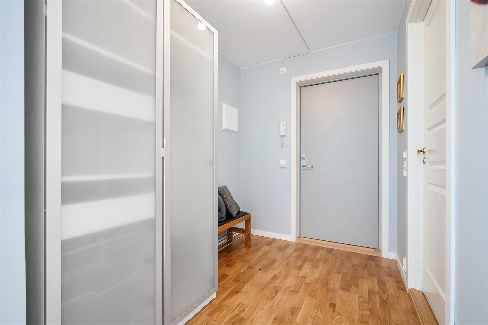 Entreen gir et hyggelig førsteinntrykk og det er god plass til å henge fra seg ytterjakken og sette fra seg skoene før man går videre inn. Galleribilde