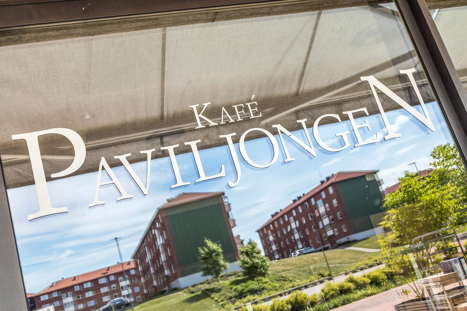 Paviljongen Kafe ligger fint til i Bjerkedalen park Galleribilde