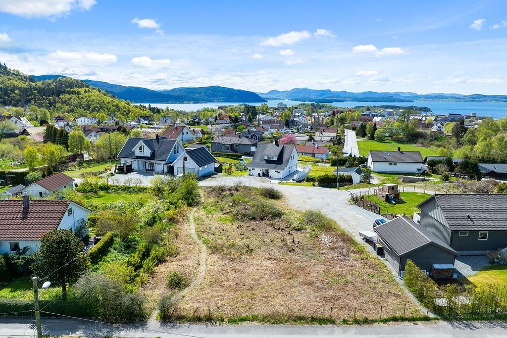 Eiendommen ligger i et veletablert, populært og barnevennlig boligområde på Jørpeland med luftige omgivelser og fin utsikt mot fjorden Galleribilde