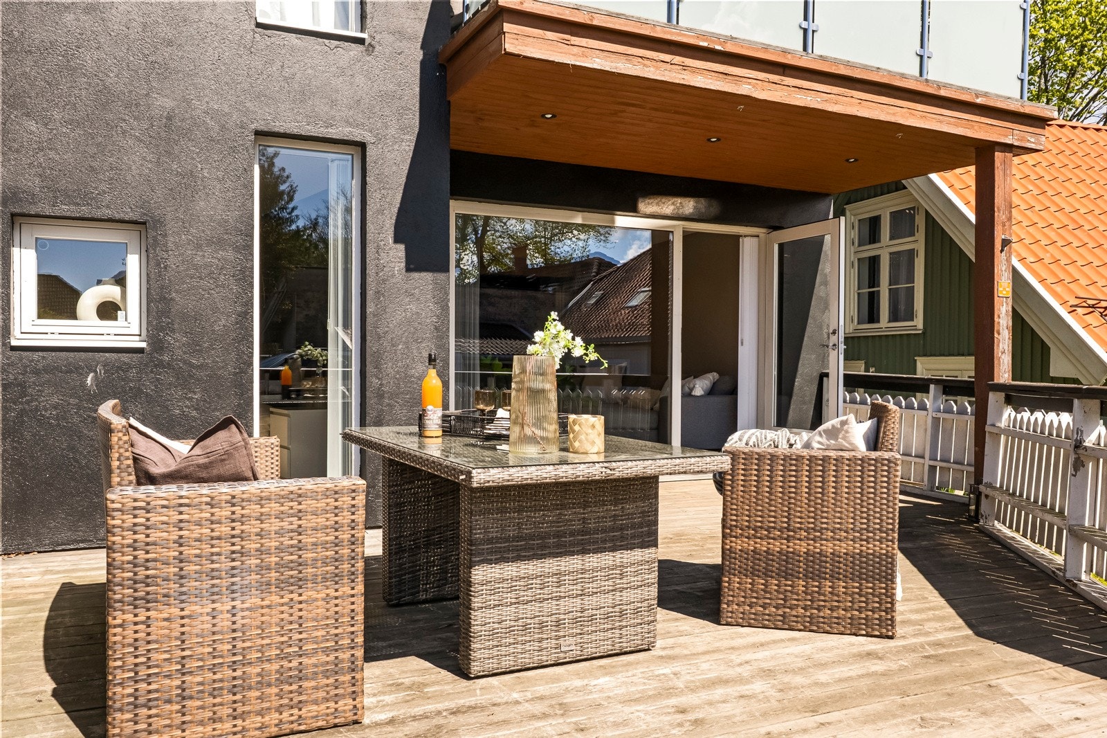 Den romslige terrassen gir god plass til både avslapning og servering. Overbygget parti med downlights gjør uteområdet ekstra innbydende. Galleribilde