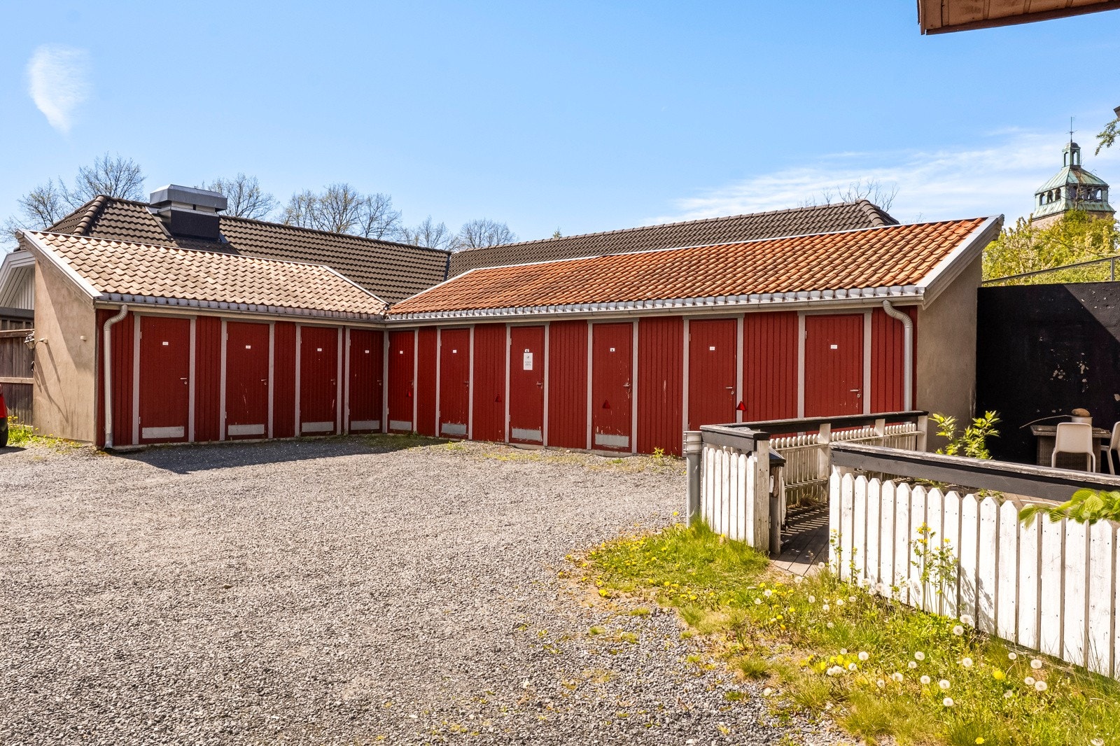 Leiligheten disponerer en biloppstillingsplass og en bod med utvendig adkomst. Galleribilde
