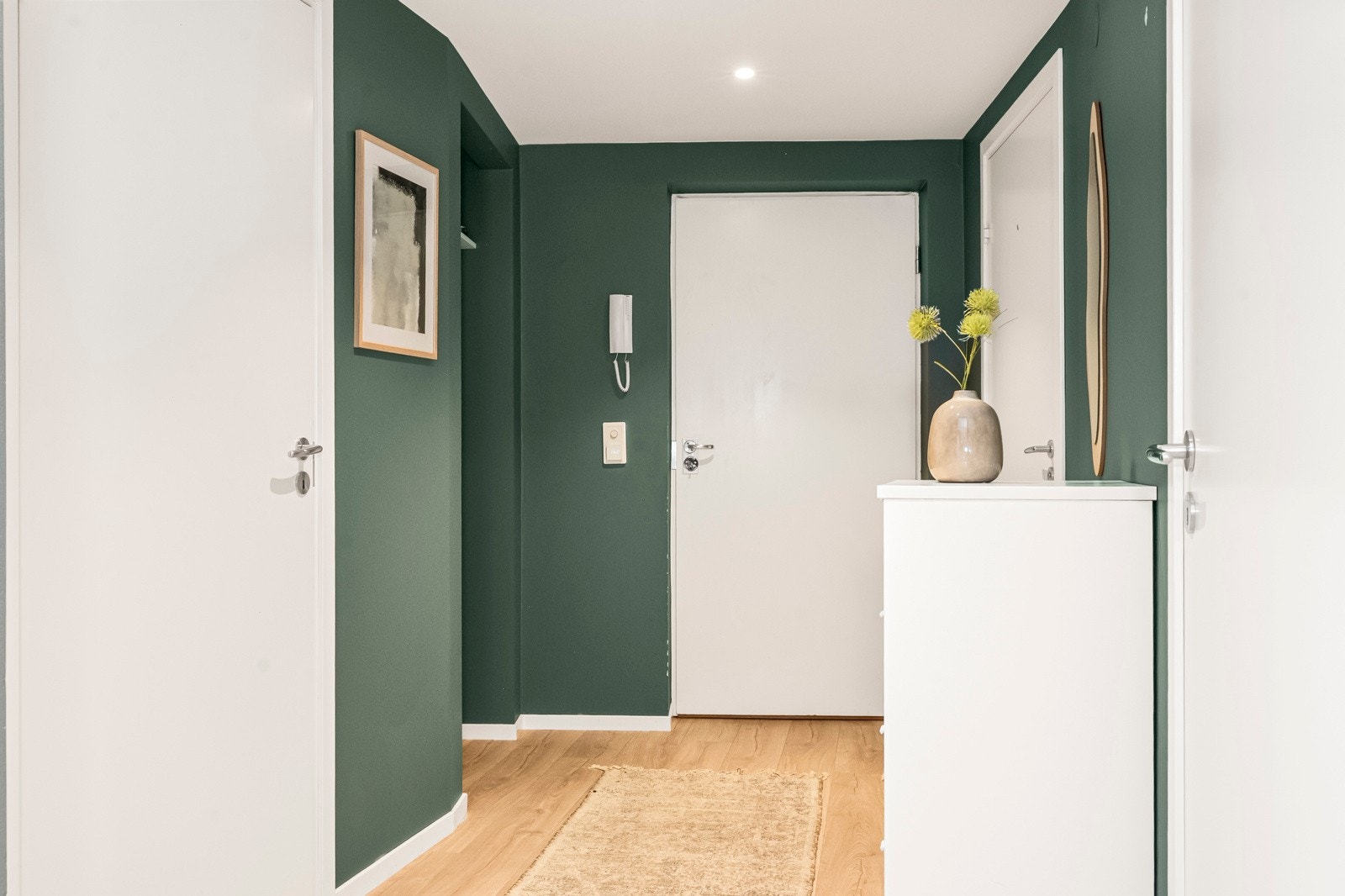Entréen fremstår innbydende med moderne fargevalg og lyse gulvflater. Praktiske løsninger gir plass til både oppbevaring og garderobe. Galleribilde
