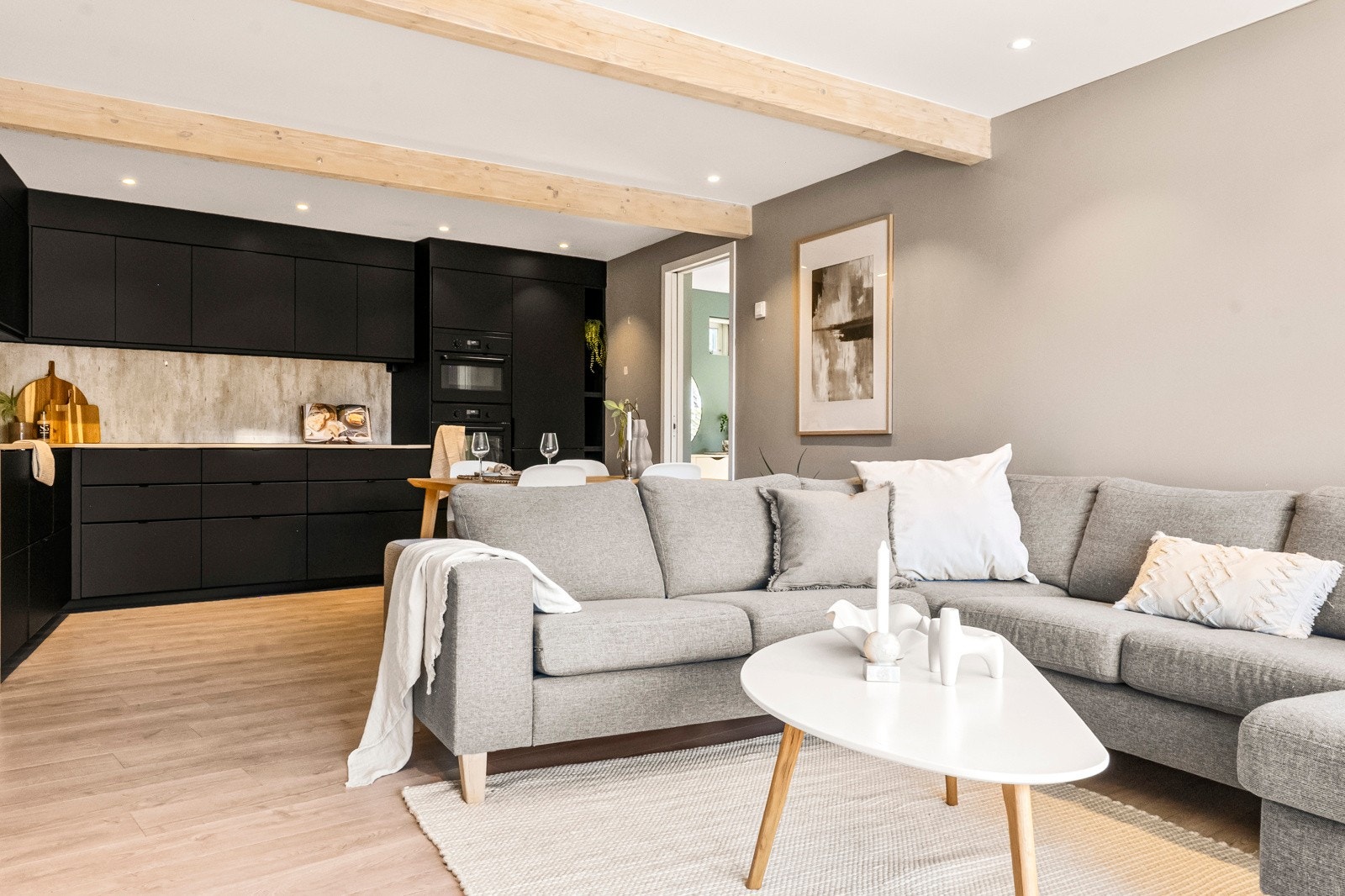 Åpen stue- og kjøkkenløsning med gode møbleringsmuligheter og et gjennomført moderne uttrykk. Store vindusflater slipper inn rikelig med naturlig lys. Galleribilde