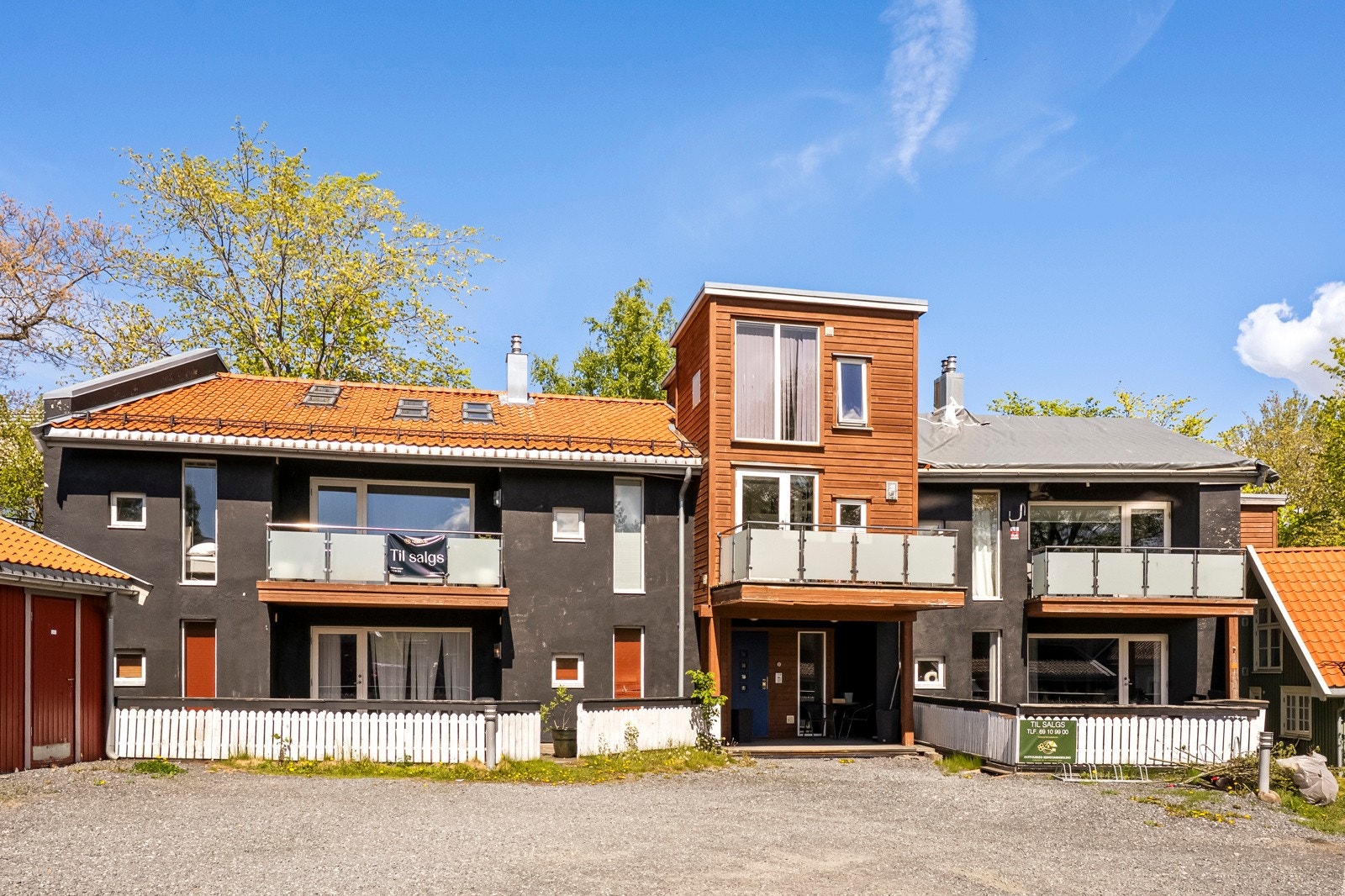 Fasaden har et særpreget uttrykk med kombinasjon av mørke flater, trepanel og store vinduspartier. Boligen ligger attraktivt til i hyggelige omgivelser i Klostergata. Galleribilde