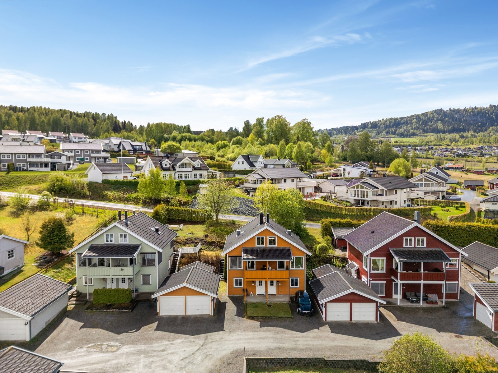 Halvpart av vertikaldelt tomannsbolig over 3 plan med 1/2 part av garasje og utvendig bod. Galleribilde