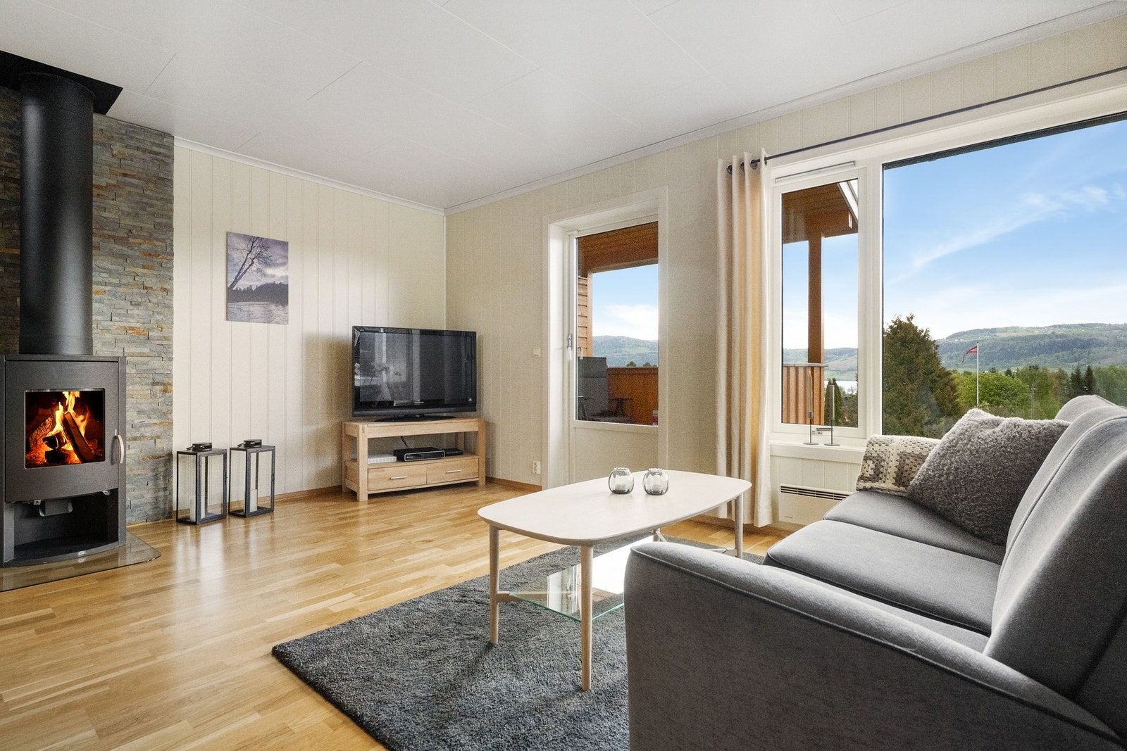 Fra stua er det utgang til overbygd veranda - fin utsikt! Galleribilde