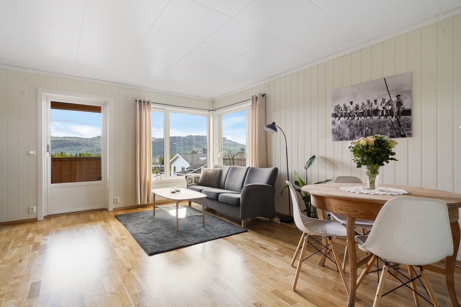 Plass for sofa og spisestuemøblement i stua Galleribilde