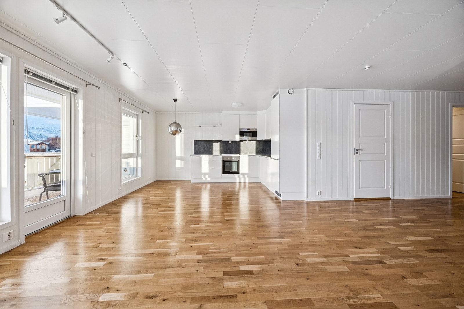 Stue og kjøkken i åpen løsning Galleribilde