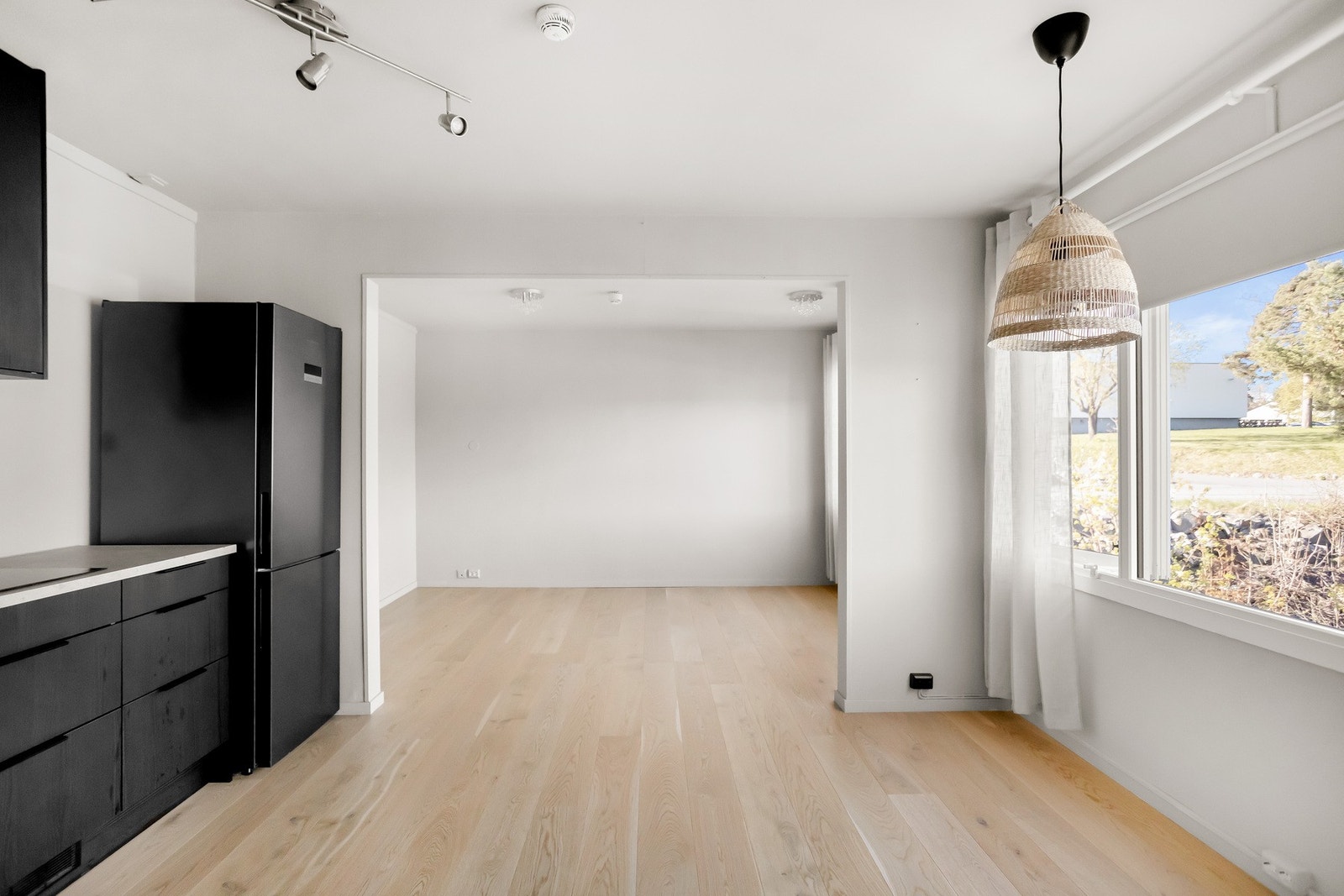 Stueområdet har gode lysforhold og fleksible møbleringsmuligheter. Lyse overflater og en gjennomgående moderne stil understreker romfølelsen og skaper en trivelig atmosfære. Galleribilde