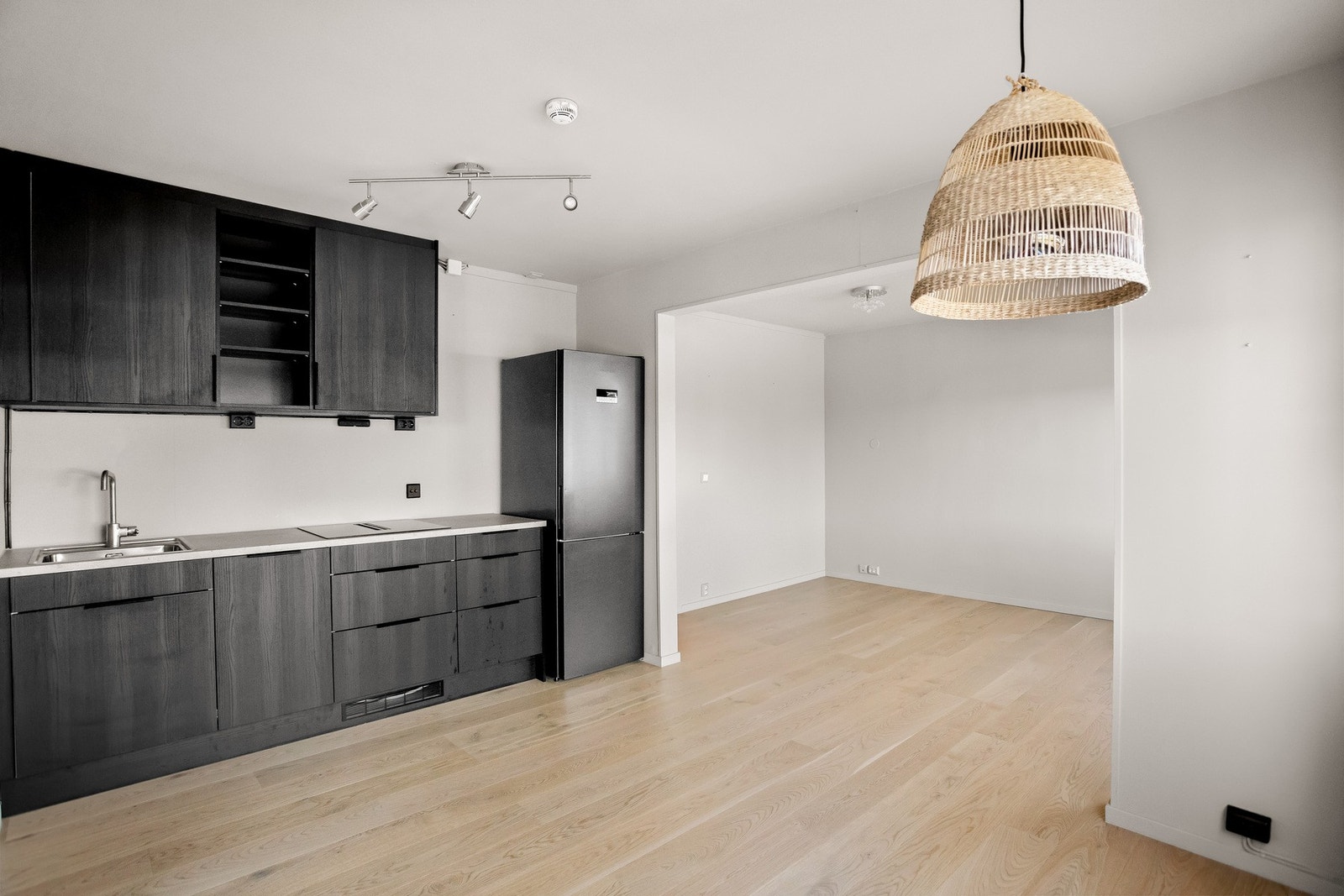 Kjøkkenet har moderne innredning med glatte fronter og laminert benkeplate, som gir et rent uttrykk og gode arbeidsflater. Galleribilde