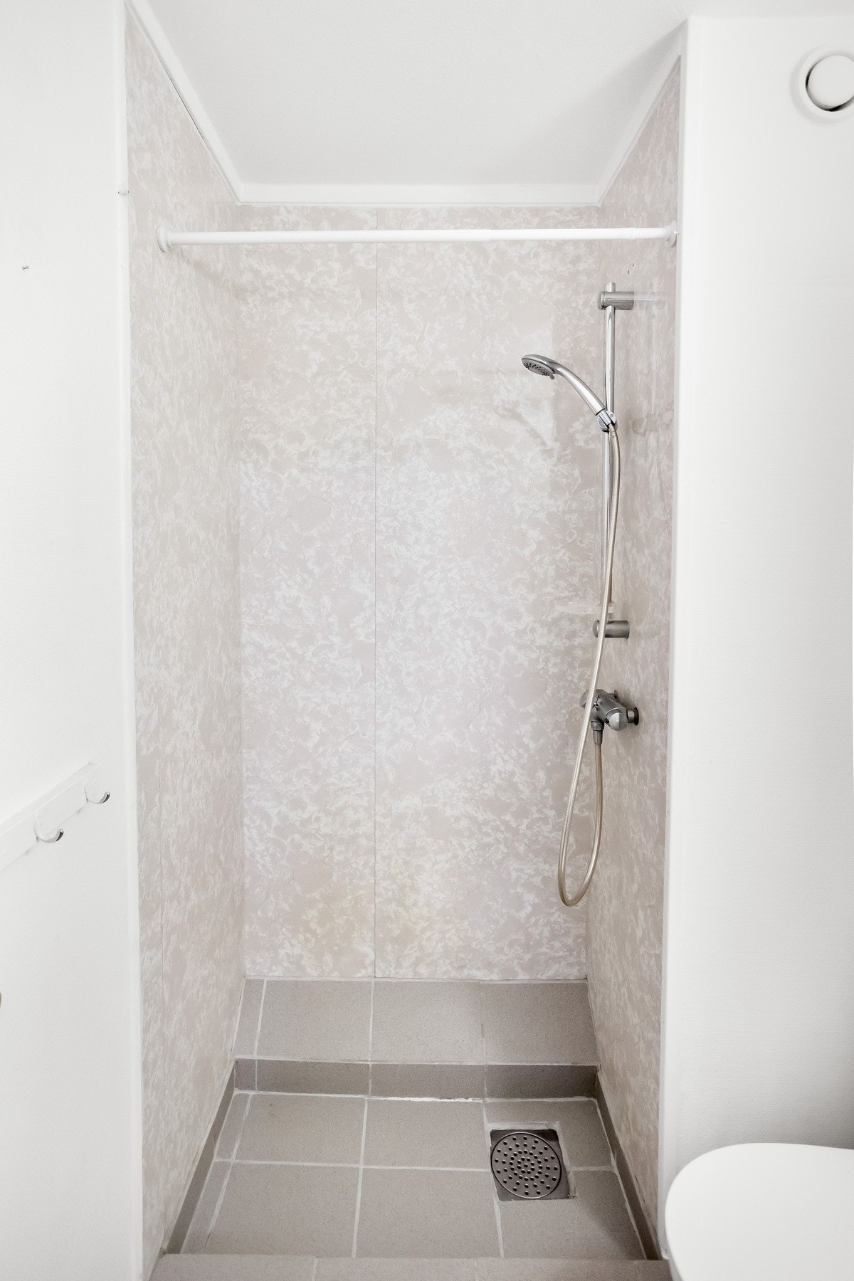 Badet er innredet med servant, toalett og dusjkabinett, og ventilasjon skjer via felles avtrekksanlegg. Galleribilde